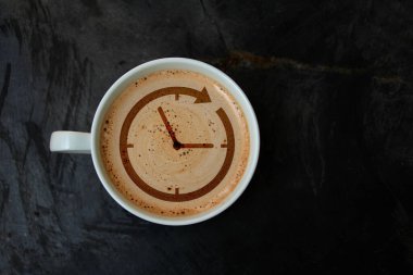 bir desen saat kadran, üst görünüm, yakın çekim, kopyalama alanı şeklinde cappuccino ve köpük ile beyaz fincan