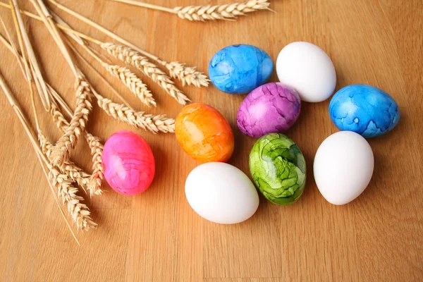 Oeufs Colorés Bouillis Reposent Sur Une Table Bois Sur Fond — Photo