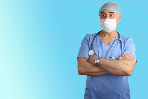 Mężczyzna Lekarz Niebieskim Mundurze Stetoskopem Masce Ochronnej Okularach Skrzyżował Ramiona — Zdjęcie stockowe