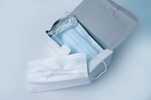 Tek kullanımlık koruyucu maskeler, virüse karşı bireysel koruma kavramı, COVID-19 koronavirüs, grip, enfeksiyon