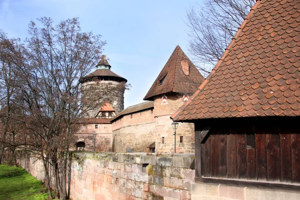 Κόκκινο Κεραμίδι Στέγες Του Ιστορικού Φρουρίου Της Παλιάς Ευρωπαϊκής Πόλης — Φωτογραφία Αρχείου