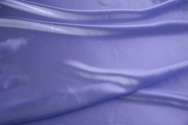Hermosa Tela Seda Color Lila Cubierta Con Pequeños Pliegues Fluyendo — Foto de Stock