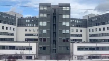 Tren penceresinin dışında, bir Avrupa şehrinin ağaç ve evleri hızla parlıyor, turizm ve ulaşım kavramı