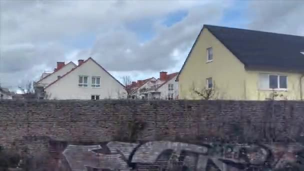 Utanför Tågets Fönster Träd Och Hus Europeisk Stad Blixtrar Snabbt — Stockvideo