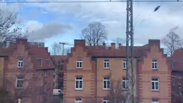 在火车窗外 一座欧洲城市的树木和房屋迅速闪烁着 旅游和交通的概念 — 图库视频影像