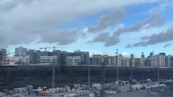 Poza Oknem Pociągu Drzewa Domy Europejskiego Miasta Szybko Migają Koncepcja — Wideo stockowe