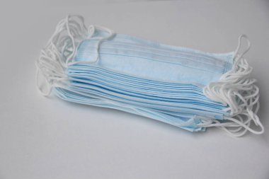 Tek kullanımlık koruyucu maskeler, virüse karşı bireysel koruma kavramı, COVID-19 koronavirüs, grip, enfeksiyon