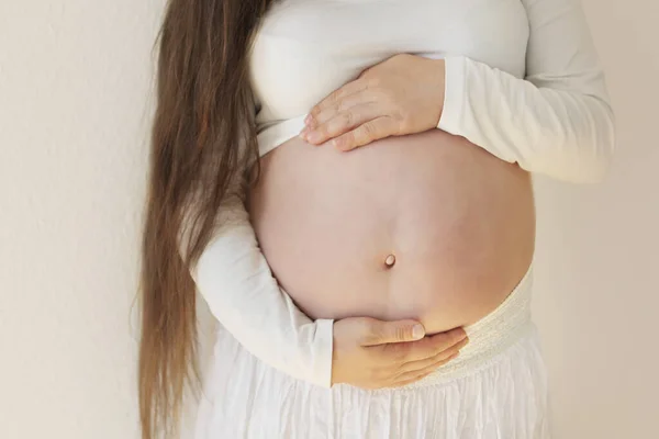 Barriga Grande Nua Uma Menina Grávida Roupas Brancas Que Mantém — Fotografia de Stock