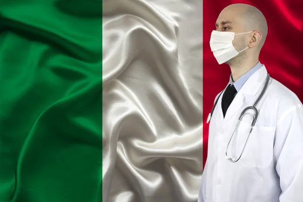 Médico Uniforme Con Estetoscopio Fondo Bandera Nacional Seda Italia Concepto — Foto de Stock