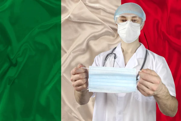 Médico Uniforme Con Estetoscopio Contexto Bandera Nacional Seda Italia Que — Foto de Stock