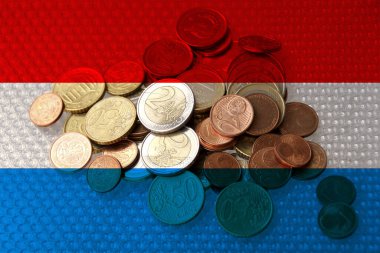 Lüksemburg 'un ipek bayrağının arka planına karşı avro para yığınları, finansal büyüme kavramı, ulusal para biriminin dinamikleri, finansal devalüasyon, enflasyon
