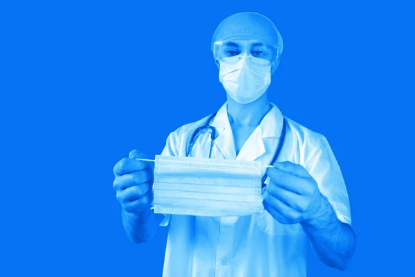 Médico Uniforme Branco Com Estetoscópio Segurando Uma Máscara Médica Conceito — Fotografia de Stock