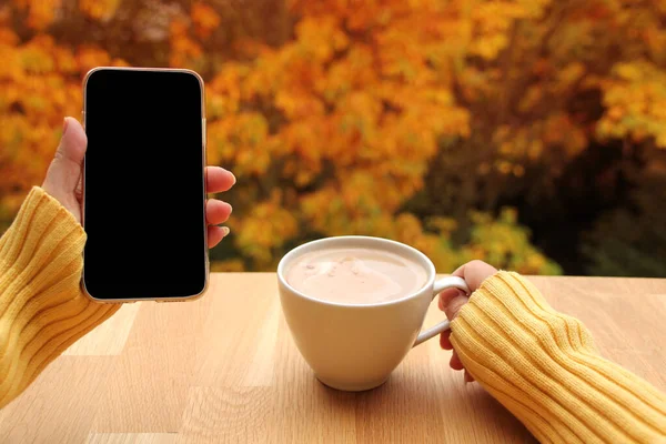 Tasse Kakao Mit Milch Oder Cappuccino Der Einen Hand Und — Stockfoto