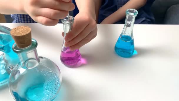 Kinderen Basisschooljongens Giet Gekleurde Vloeistoffen Glazen Kolven Druppelen Uit Een — Stockvideo