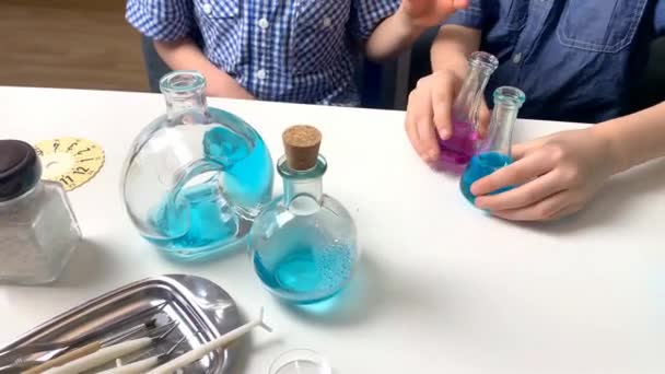 Bambini Ragazzi Delle Scuole Elementari Versare Liquidi Colorati Fiaschette Vetro — Video Stock