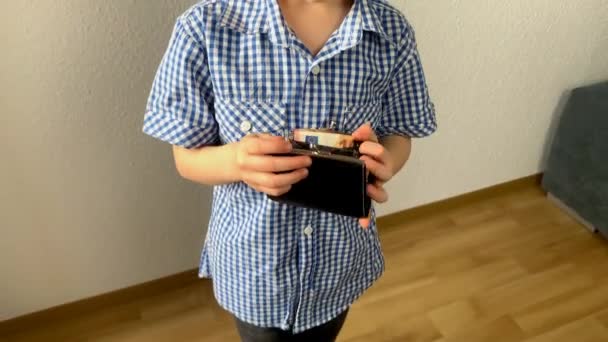 Niño Sostiene Una Cartera Busca Con Los Dedos Concepto Dinero — Vídeos de Stock