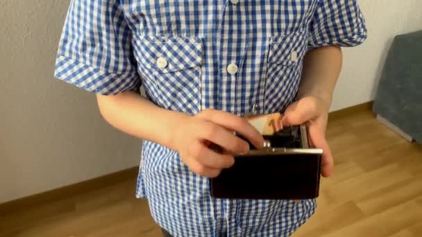 Niño Sostiene Una Cartera Busca Con Los Dedos Concepto Dinero — Vídeos de Stock