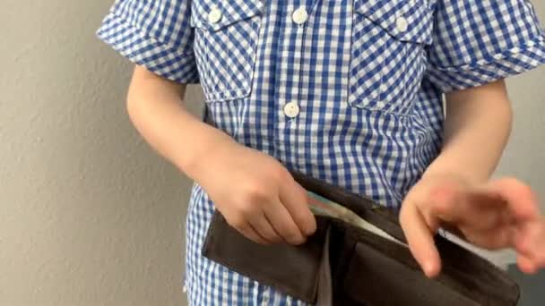 Niño Sostiene Una Cartera Busca Con Los Dedos Concepto Dinero — Vídeos de Stock