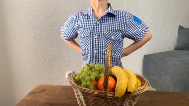 Unge Står Framför Korg Med Frukt Och Grönsaker Ett Träbord — Stockvideo