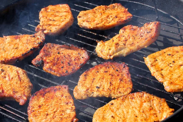 Schönen Gegrillten Braten Auf Der Straße Gegrillt Auf Einem Schwarzen — Stockfoto