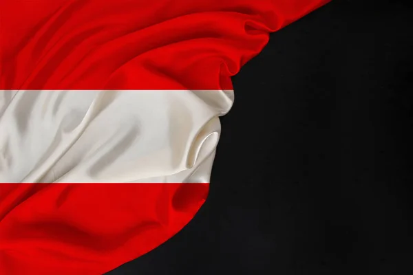色彩艳丽的奥地利国旗 美丽的丝绸 黑色空白 旅游概念 独立日 复制空间 水平线 — 图库照片