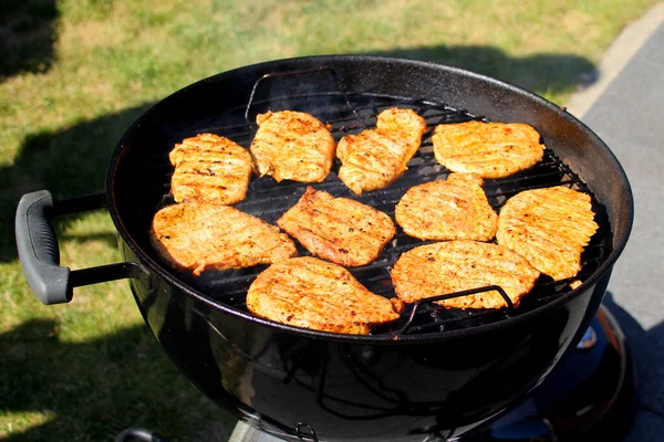 Schönen Gegrillten Braten Auf Der Straße Gegrillt Auf Einem Schwarzen — Stockfoto