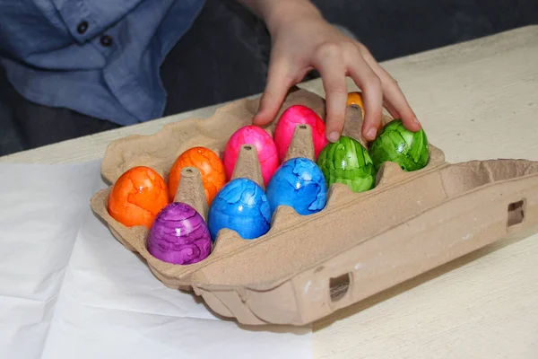 Вареные Цветные Яйца Лежат Картонной Коробке Ребенок Касается Руки Пасхальная — стоковое фото