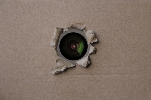 Μάτι Της Βιντεοκάμερας Κοιτάζει Μέσα Από Μια Σχισμένη Τρύπα Ένα — Φωτογραφία Αρχείου