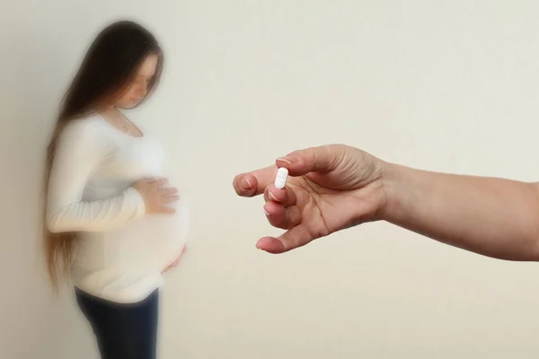 Mano Femminile Tiene Una Pillola Allungata Bianca Primo Piano Immagine — Foto Stock