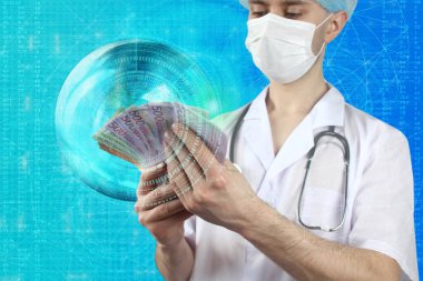 Koruyucu maskeli erkek doktor elinde steteskopla Avro Birliği banknotları, sağlık sigortası, bütçe, tedavi masrafları, organ bağışı hayranı.