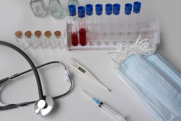 Tubo Teste Laboratório Médico Com Sangue Interior Estetoscópio Seringa Máscaras — Fotografia de Stock