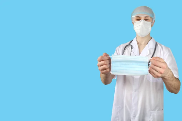 Médico Uniforme Branco Com Estetoscópio Segurando Uma Máscara Médica Conceito — Fotografia de Stock