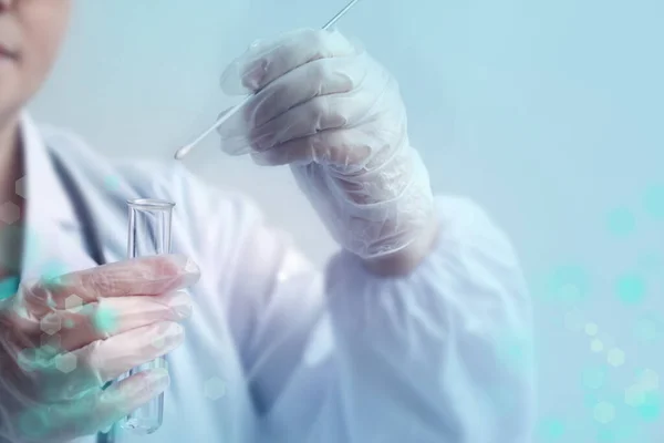 Die Weibliche Hand Einer Laborantin Hält Ein Reagenzglas Und Eine — Stockfoto