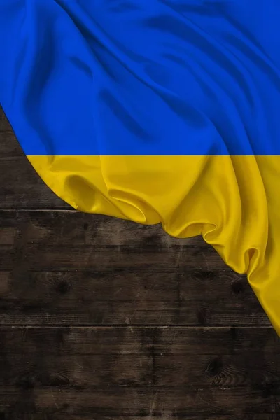 Цветной Шелк Государственного Флага Украины Лежит Мягкие Складки Старом Дереве — стоковое фото