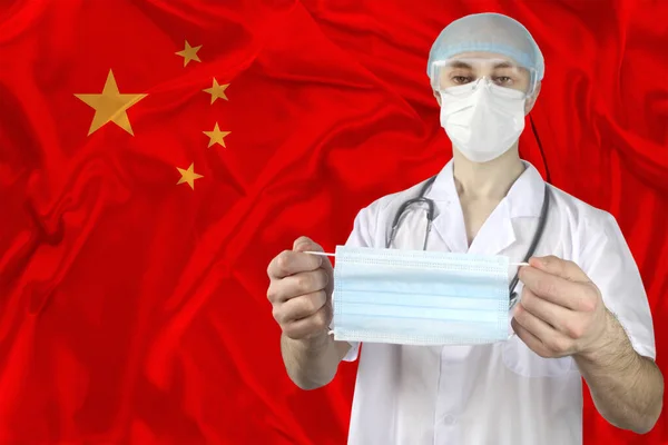 Médico Contra Pano Fundo Bandeira Nacional Seda China Está Segurando — Fotografia de Stock