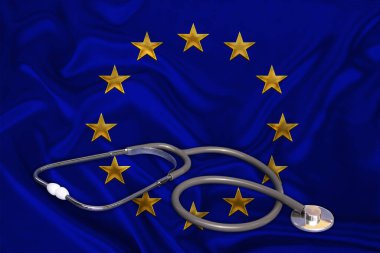 Üzerinde steteskop bulunan beyaz üniformalı bir doktor elinde enjeksiyonlar için tıbbi bir şırınga tutuyor. Grip konsepti, SARS-CoV-2 virüsü, COVID-19, koronavirüs, salgın hastalıklar, aşılar... 