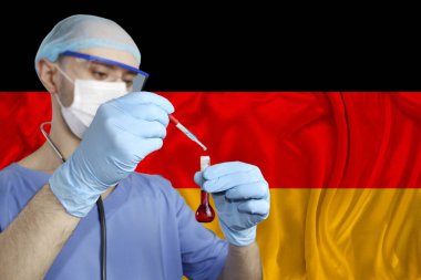 Bilim adamı, doktor kan testi yapar, aşı geliştirir, Almanya 'nın ipek bayrağına karşı ilaç üretir, SARS virüsüne karşı aşı kavramı, koronavirüs, COVID-19, grip, enfeksiyon