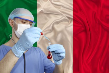 Bilim adamı, doktor kan testi yapar, aşı geliştirir, İtalya 'nın ipek bayrağının arka planında ilaç üretir, SARS virüsüne karşı aşı kavramı, koronavirüs, COVID-19, grip, enfeksiyon