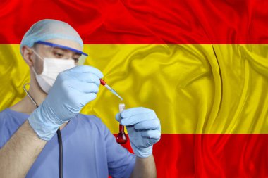 Bilim adamı, doktor kan testi yapar, aşı geliştirir, İspanya 'nın ipek bayrağının arka planında ilaç üretir, SARS virüsüne karşı aşı kavramı, koronavirüs, COVID-19, grip, enfeksiyon
