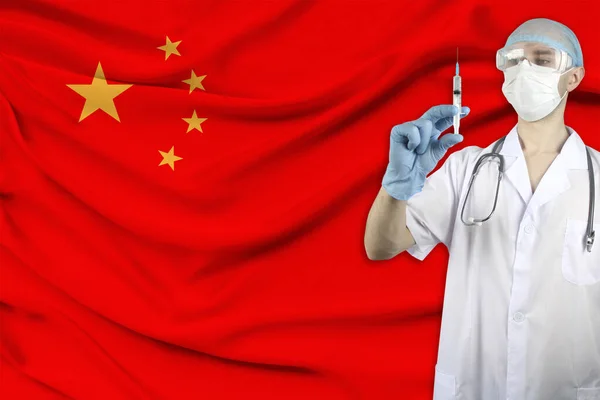 Médico Com Estetoscópio Fundo Bandeira Nacional Seda China Detém Uma — Fotografia de Stock