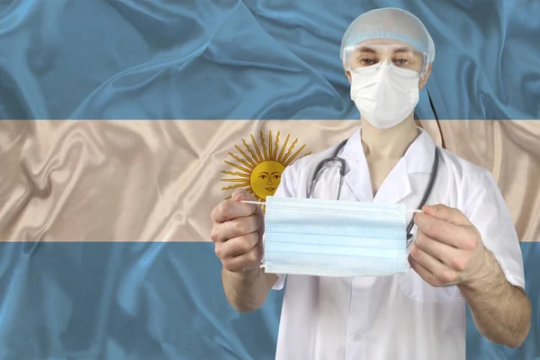 Médico Contexto Bandera Nacional Seda Argentina Lleva Una Máscara Médica — Foto de Stock