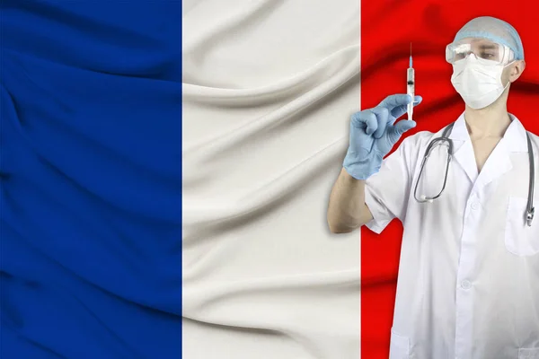 Врач Стетоскопом Фоне Шелкового Национального Флага Франции Медицинским Шприцем Инъекций — стоковое фото