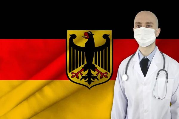 以德国丝绸国旗为背景的听诊器医生 国家医疗 保险和旅游的概念 — 图库照片