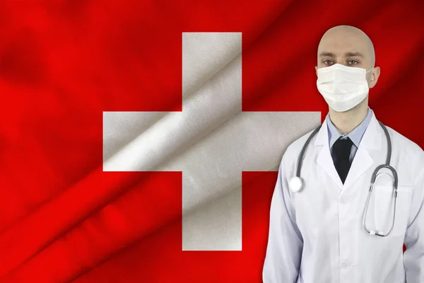 Médico Uniforme Con Estetoscopio Máscara Fondo Bandera Nacional Seda Suiza — Foto de Stock