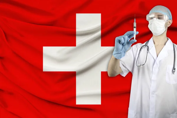 Врач Белой Форме Стетоскопом Фоне Шелкового Национального Флага Швейцарии Держит — стоковое фото