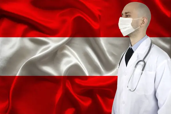 带听诊器的男医生 背景为奥地利丝绸国旗 国家医疗概念 — 图库照片