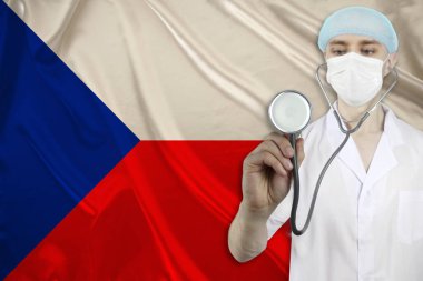 Çek Cumhuriyeti 'nin ipek ulusal bayrağının arka planına karşı steteskoplu erkek doktor, ulusal sağlık, sağlık, sigorta, turizm kavramı