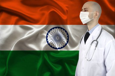 Hindistan Ulusal İpek Bayrağı 'nın arka planında steteskoplu erkek doktor, ulusal sağlık, sağlık, sigorta, turizm konsepti