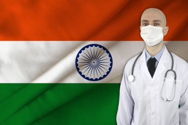 Hindistan Ulusal İpek Bayrağı 'nın arka planında steteskoplu erkek doktor, ulusal sağlık, sağlık, sigorta, turizm konsepti
