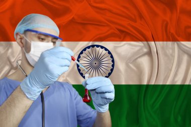 Bilim adamı, doktor kan testi yapar, aşı geliştirir, Hindistan ipek bayrağının arka planında ilaç üretir, Sars virüsüne karşı aşı kavramı, koronavirüs, Covid-19, grip, enfeksiyon...